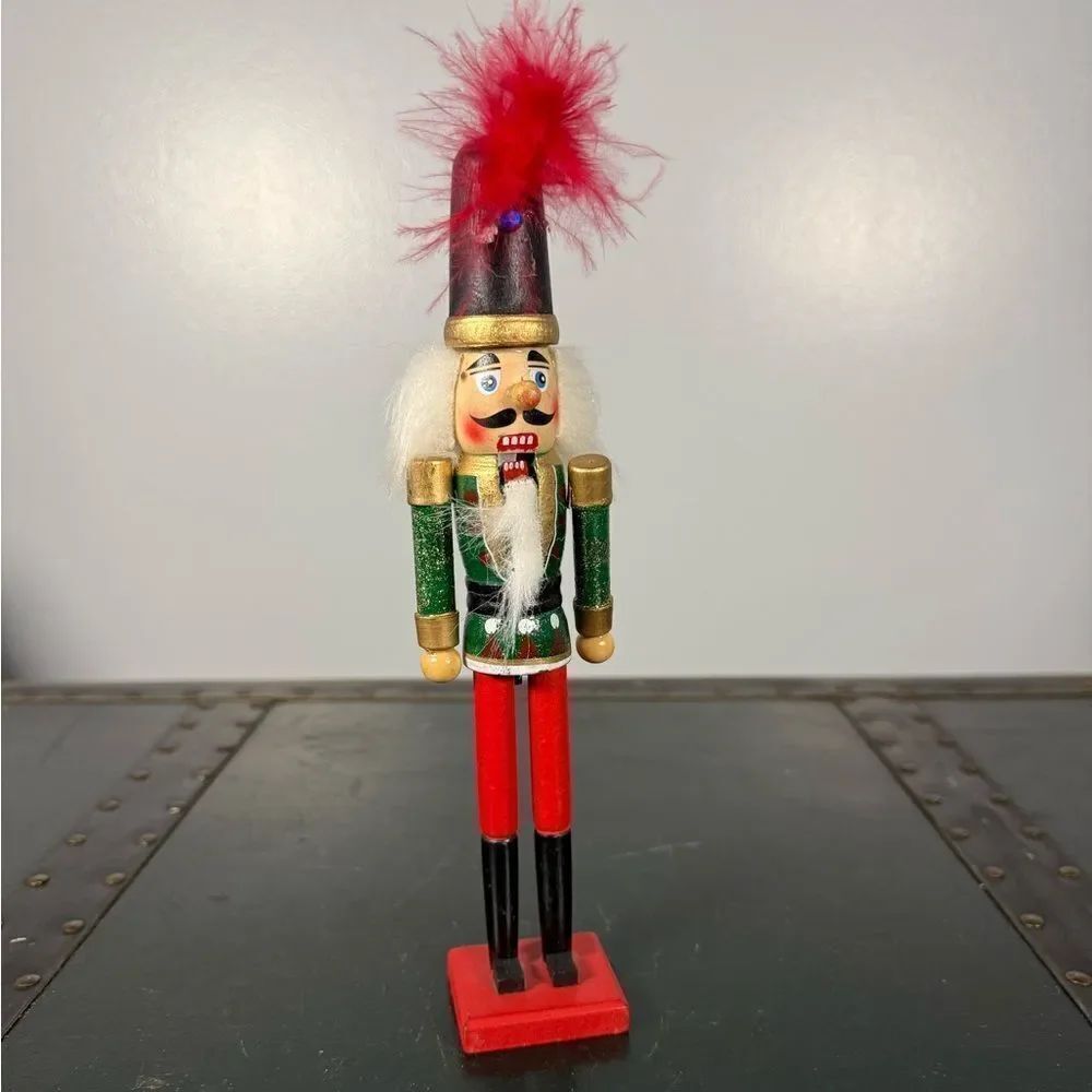 Nutcracker Slim Style Wooden British Guard Soldier 9 Inch Christmas Holiday
